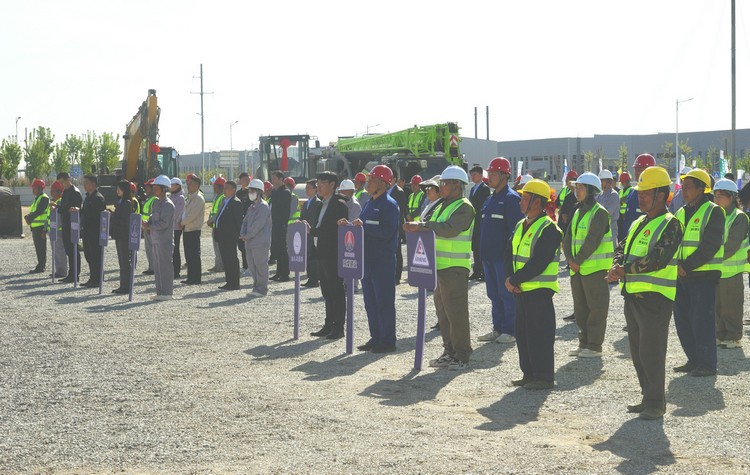 圖為參加開(kāi)工儀式的各單位代表列隊站立會(huì )場(chǎng)，周永忠攝_副本.JPG