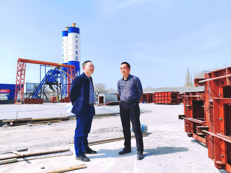 0414 ---（機械）--【抓進(jìn)度 鼓干勁】領(lǐng)導視察一線(xiàn)，心系施工進(jìn)度1_副本.jpg